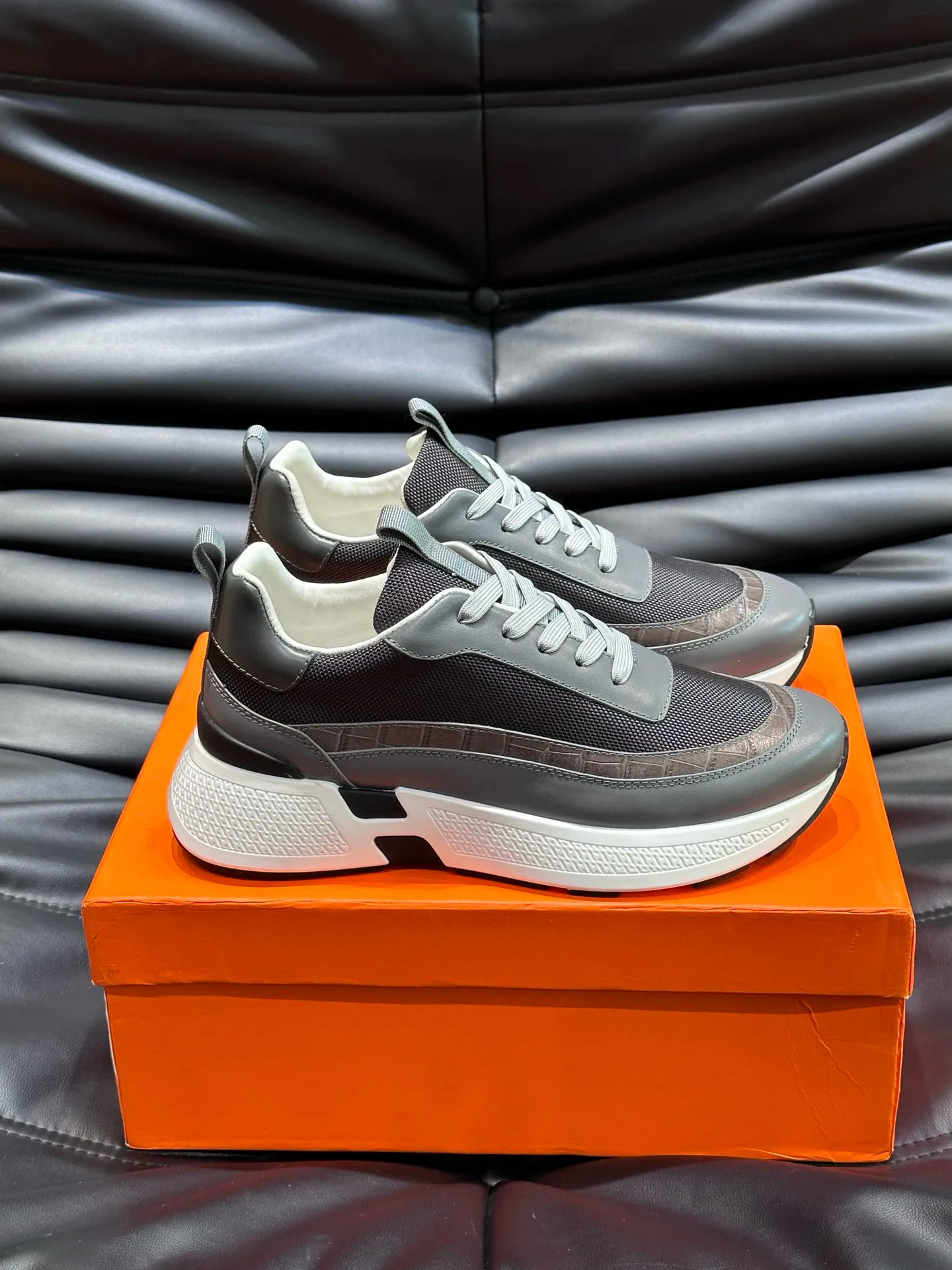 Factory price: 540💰HERMES/Hermes Hugo thick-soled sneakers are casual men's shoes. These sneakers are made of imported first-layer cowhide leather and breathable mesh design. The contrasting color design creates a dynamic and modern shape. The front end of the toe is decorated with natural-color rubber inlays. The style is novel and fashionable. The texture is incomparable, with cowhide lining and cowhide foot pads, the upper foot is comfortable and breathable, and the rubber sole is decorated with geometric patterns and iconic "H" details. A very personal one! Size: 39-44 (customized at 38.45)